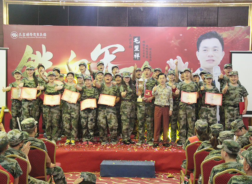 毛翌祥老师与授奖学员合影